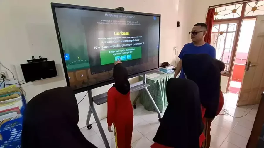 Siswa SD di Temanggung belajar menggunakan smart board interaktif dalam program digitalisasi pendidikan nasional.