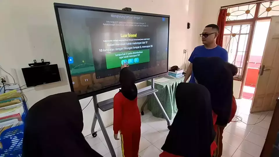 Siswa SD di Temanggung belajar menggunakan smart board interaktif dalam program digitalisasi pendidikan nasional.