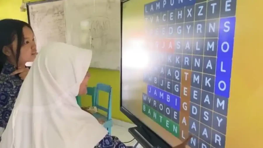 Siswa PAUD dan SMP di Kota Dumai mengikuti pembelajaran digital menggunakan Interactive Flat Panel (IFP) sebagai bagian dari program digitalisasi pendidikan Kemendikdasmen.