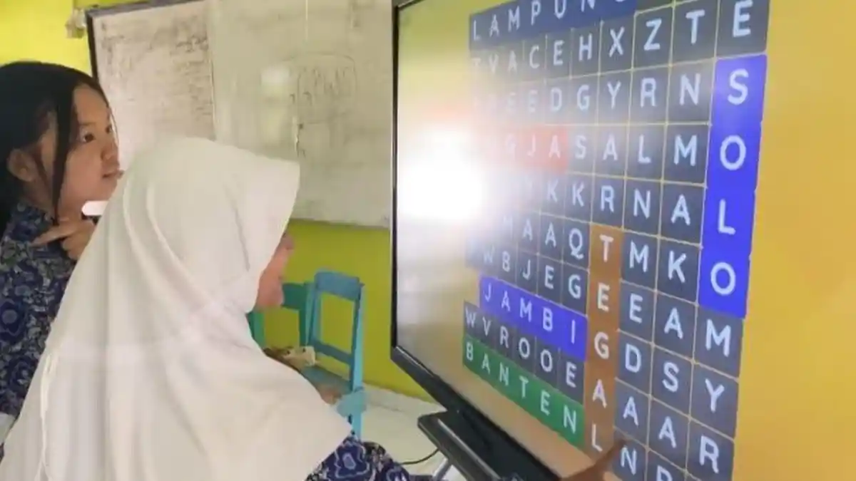 Siswa PAUD dan SMP di Kota Dumai mengikuti pembelajaran digital menggunakan Interactive Flat Panel (IFP) sebagai bagian dari program digitalisasi pendidikan Kemendikdasmen.