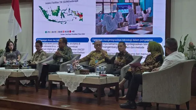 Wakil Menteri Pendidikan Dasar dan Menengah Fajar Riza Ul Haq memegang mikrofon saat diskusi panel di Lemhannas RI, bersama sejumlah narasumber lain di atas panggung dengan latar layar presentasi tentang teknologi pendidikan.