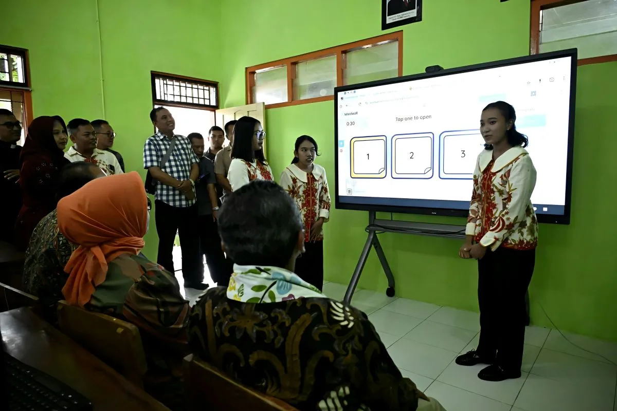 Wakil Menteri Pendidikan Dasar dan Menengah Fajar Riza Ul Haq meninjau pemanfaatan Interactive Flat Panel (IFP) dalam pembelajaran digital di sekolah.