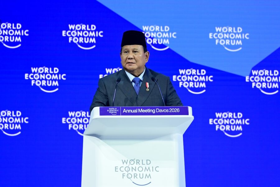 Presiden Prabowo Subianto berpidato di podium World Economic Forum (WEF) dengan latar biru bertuliskan “World Economic Forum”, saat Annual Meeting di Davos.