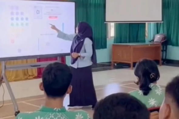 Pembelajaran Kimia menggunakan Papan Interaktif Digital (PID) bagi siswa kelas XI SMA Negeri 1 Seyegan, Kabupaten Sleman, Daerah Istimewa Yogyakarta. Foto: Bakom RI