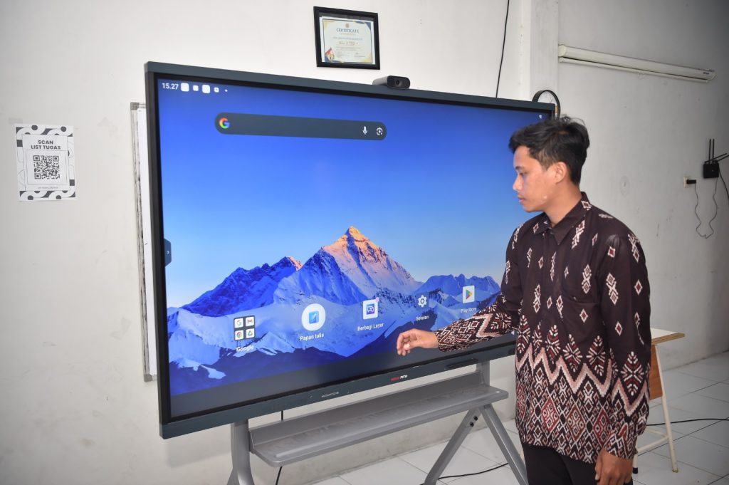 Guru di Kabupaten Pasuruan menggunakan Interactive Flat Panel (IFP) untuk pembelajaran digital di kelas.