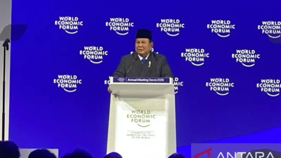 Presiden Prabowo Subianto berpidato di podium World Economic Forum (WEF) dengan latar biru bertuliskan “World Economic Forum”, saat Annual Meeting di Davos.