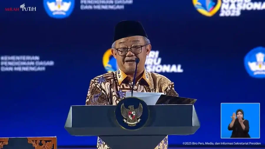 Mendikdasmen Abdul Mu’ti berbicara di podium pada acara Hari Guru Nasional 2025 di Indonesia Arena.